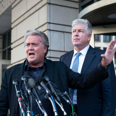 Steve Bannon vor einem Gerichtsgebäude