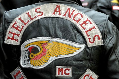 Ein Mann trägt eine Lederkutte mit Hells Angels Logo