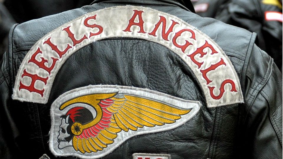 Ein Mann trägt eine Lederkutte mit Hells Angels Logo