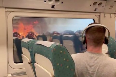 "Moment der Panik":  Passagiere im Zug sind plötzlich von Flammen eingekesselt