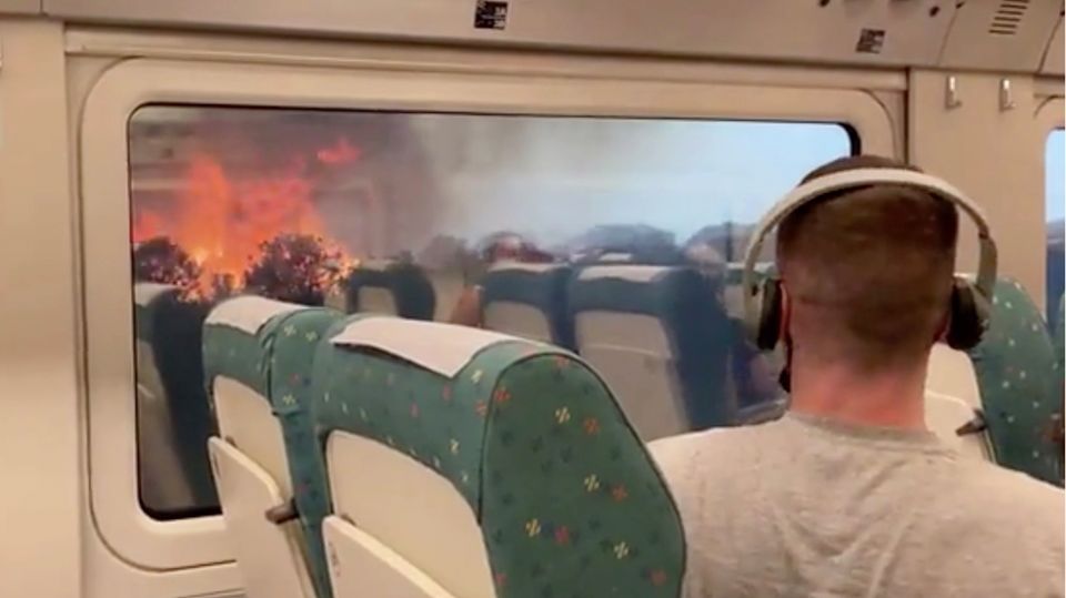 "Moment der Panik": Passagiere im Zug sind plötzlich von Flammen eingekesselt "Moment der Panik": Passagiere im Zug sind plötzlich von Flammen eingekesselt