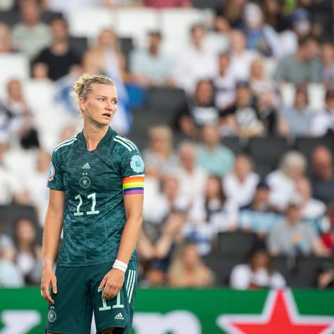 Fußballspielerin Alexandra Popp schaut nach einem Fehlpass enttäuscht