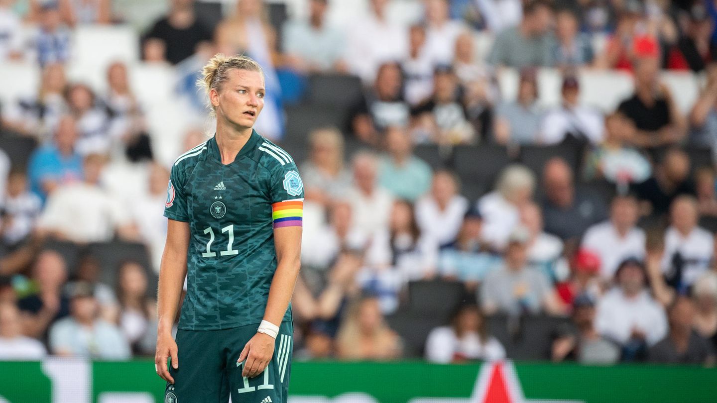 fußball EM Fußballspielerin Alexandra Popp schaut nach einem Fehlpass enttäuscht