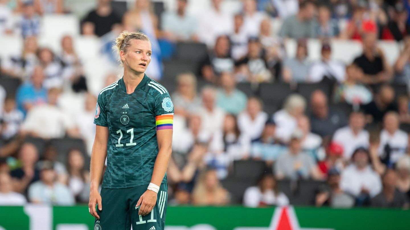 Fußballspielerin Alexandra Popp schaut nach einem Fehlpass enttäuscht