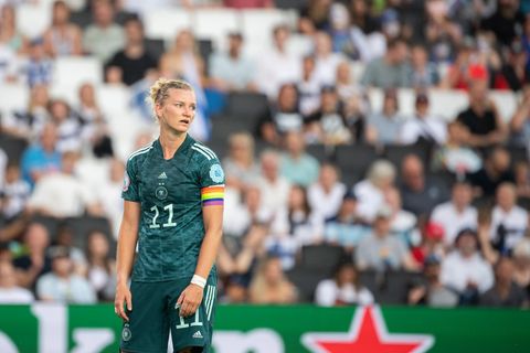 Fußballspielerin Alexandra Popp schaut nach einem Fehlpass enttäuscht