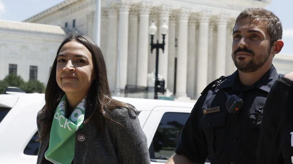 Demo gegen Abtreibungsurteil: US-Abgeordnete Ocasio-Cortez festgenommen Demo gegen Abtreibungsurteil: US-Abgeordnete Ocasio-Cortez festgenommen
