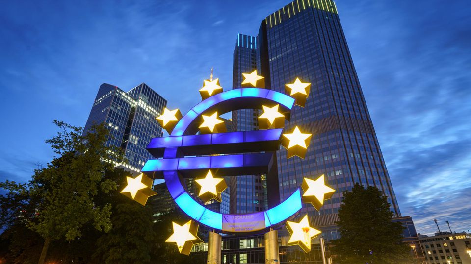 Das große Euro-Symbol vor der ehemaligen Zentrale der EZB