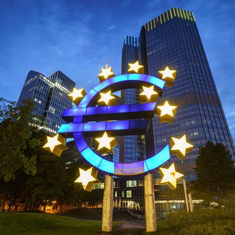 Das große Euro-Symbol vor der ehemaligen Zentrale der EZB