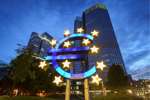 Das große Euro-Symbol vor der ehemaligen Zentrale der EZB