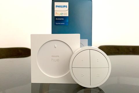 Der Hue Tap Dial Switch neben seiner Halterung.