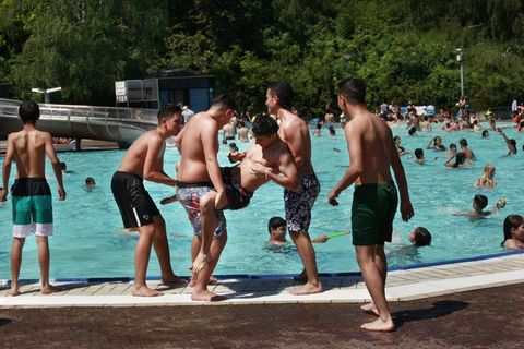 Badegäste im Columbiabad Berlin (Archivfoto)