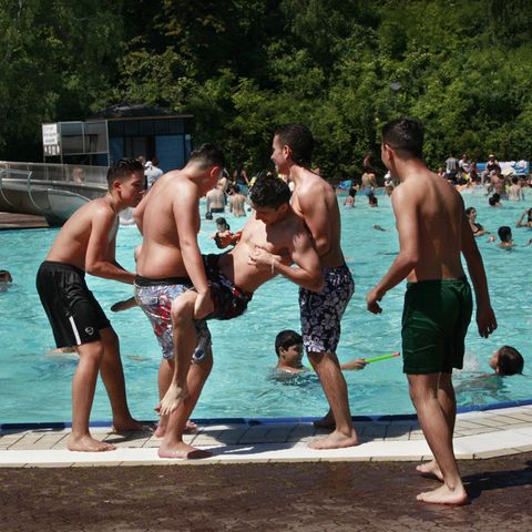 Badegäste im Columbiabad Berlin (Archivfoto)