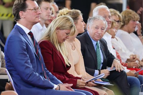 Corinna Schumacher (in Rot) konnte bei der Verleihung des Staatspreises von NRW an ihren Mann Michael Schumacher die Tränen nicht zurückhalten. 
