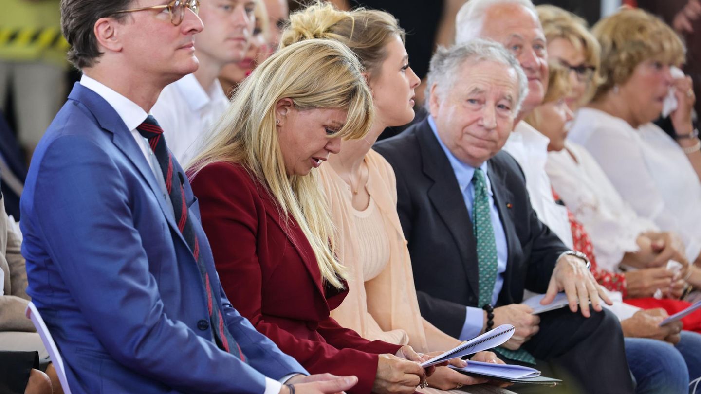 Corinna Schumacher (in Rot) konnte bei der Verleihung des Staatspreises von NRW an ihren Mann Michael Schumacher die Tränen nicht zurückhalten. 