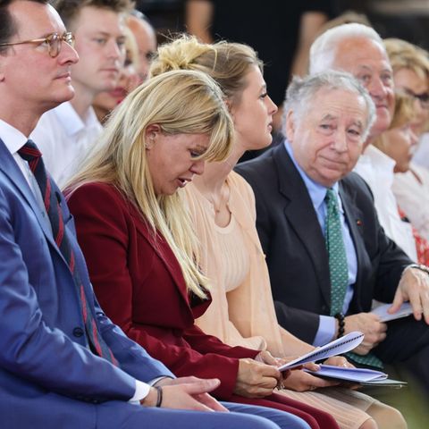 Corinna Schumacher (in Rot) konnte bei der Verleihung des Staatspreises von NRW an ihren Mann Michael Schumacher die Tränen nicht zurückhalten. 