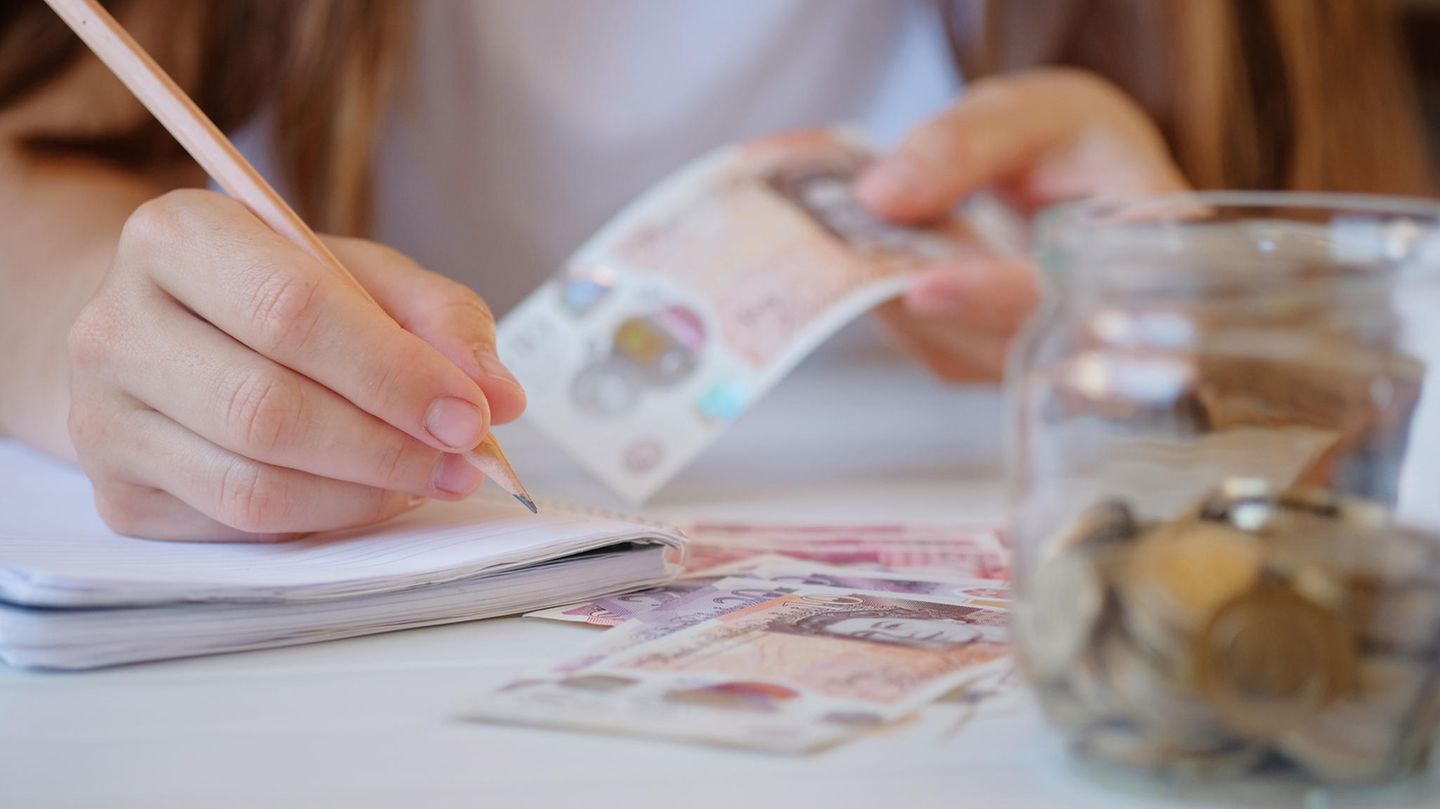 Pfundnoten auf Tisch