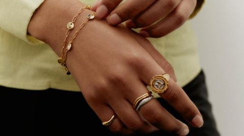 Person trägt auffällige Ringe in Gold und Silber und ein Armband in Gold - passend zu den Schmuck-Trends 2023