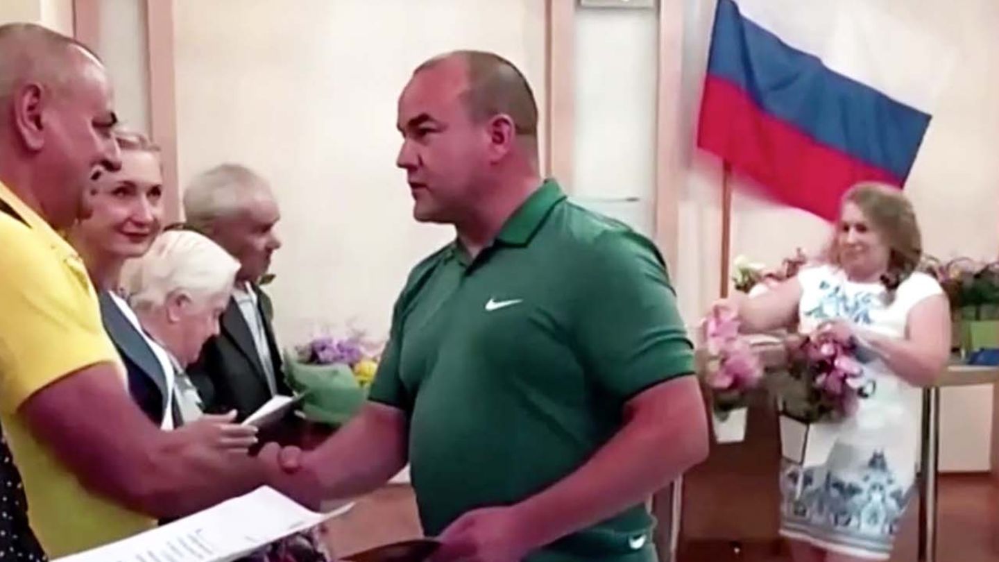 Ukraine-Krieg: Beamte verteilen russische Pässe an ukrainische Einwohner (Video) | STERN.de