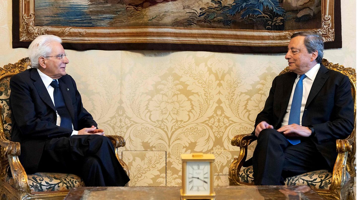 Italiens Staatspräsident Sergio Mattarella (l) und Ministerpräsident Mario Draghi im Quirinalspalast