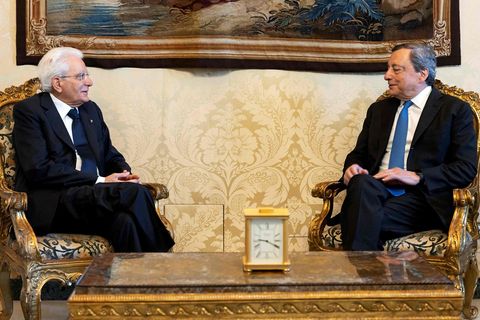 Italiens Staatspräsident Sergio Mattarella (l) und Ministerpräsident Mario Draghi im Quirinalspalast