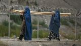 Kabul, Afghanistan. Seit ihrer Machtübernahme in Afghanistan haben die radikalislamischen Taliban nach UN-Angaben hunderte Menschenrechtsverletzungen begangen. Darunter seien auch außergerichtliche Tötungen sowie Folter, heißt es in einem am Mittwoch veröffentlichten Bericht der Vereinten Nationen. Die Ergebnisse des Berichts seien "äußerst schwerwiegend", sagte der Leiter der UN-Mission in Afghanistan (Unama), Markus Potzel, bei einer Pressekonferenz in Kabul.  Der UN-Bericht verzeichnet auch 87 mutmaßliche Fälle von Gewalt gegen Frauen und Mädchen, darunter Mord, Vergewaltigung, Zwangsheirat, Kinderehe und Körperverletzungen. Seit ihrer Rückkehr an die Macht haben die Taliban die Rechte der Frauen drastisch eingeschränkt. Baumstämme tragen "dürfen" diese Burka-Trägerinnen dennoch.