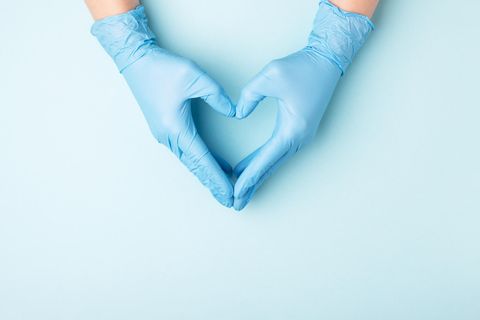 Medizinischer Handschuh in Herzform