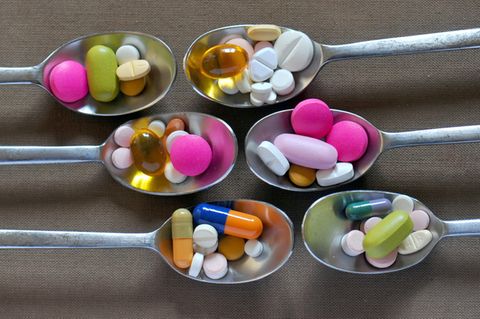 Medikamente – Tabletten liegen auf Löffeln