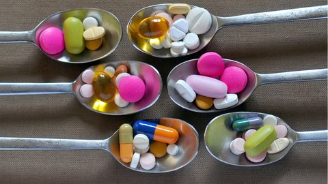 Medikamente – Tabletten liegen auf Löffeln