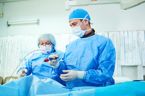 Doktor führt eine interventionelle Operation am Herzen durch