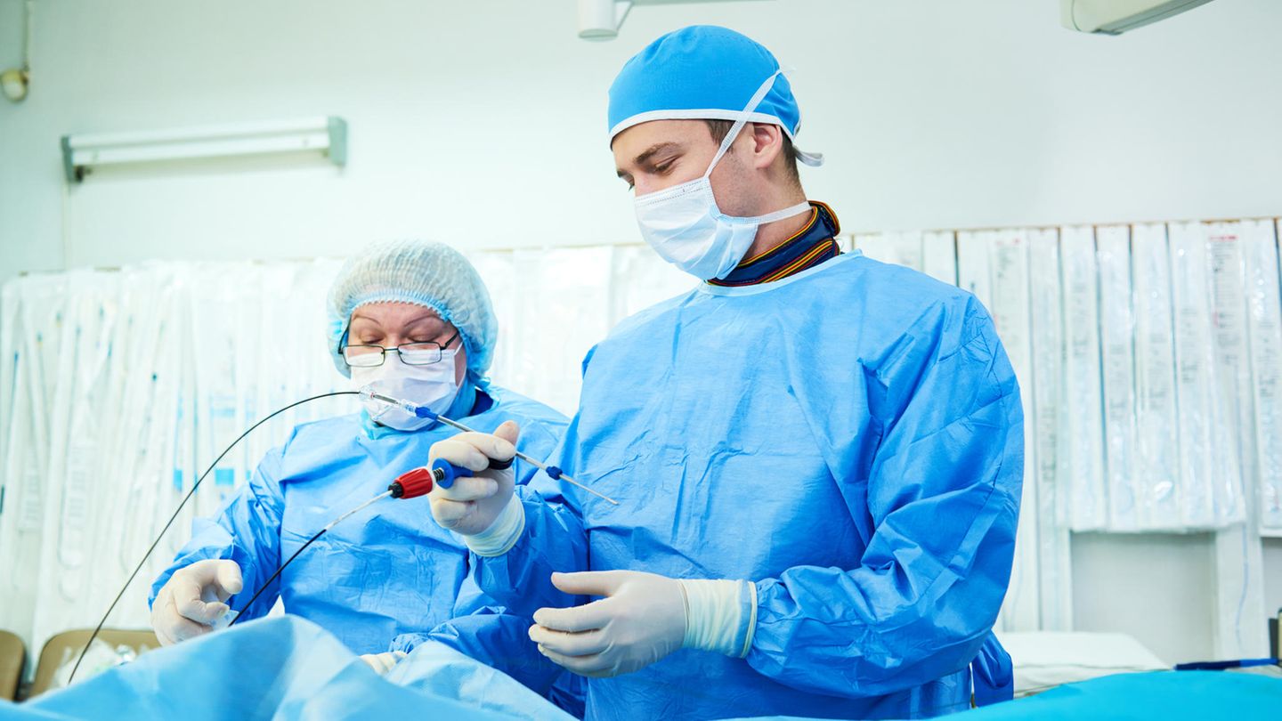 Doktor führt eine interventionelle Operation am Herzen durch