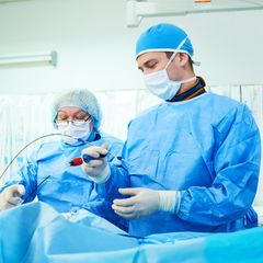 Doktor führt eine interventionelle Operation am Herzen durch