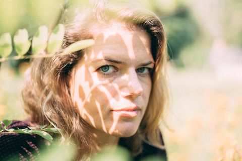 Symbolbild Krisen meistern: Eine junge Frau in der Natur