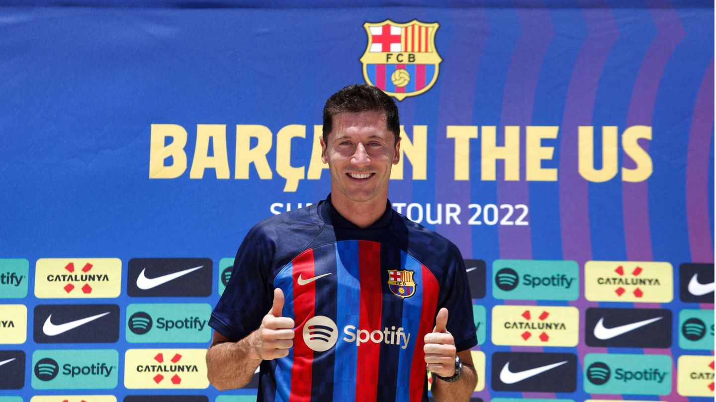 Nach wochenlangem Gezerre und verbalen Scharmützeln lies der FC Bayern München Robert Lewandowski zum FC Barcelona ziehen – für eine Ablöse in Höhe von 45 Millionen Euro, die durch Bonuszahlungen auf 50 Millionen Euro steigen kann. "Ich bin sehr glücklich, hier zu sein. Es war sehr harte Arbeit, nach Barcelona zu kommen, aber am Ende bin ich hier", sagte der Weltfußballer bei seiner Präsentation bei strahlendem Sonnenschein in Miami auf der US-Tour seines neuen Klubs.