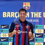 Nach wochenlangem Gezerre und verbalen Scharmützeln lies der FC Bayern München Robert Lewandowski zum FC Barcelona ziehen – für eine Ablöse in Höhe von 45 Millionen Euro, die durch Bonuszahlungen auf 50 Millionen Euro steigen kann. "Ich bin sehr glücklich, hier zu sein. Es war sehr harte Arbeit, nach Barcelona zu kommen, aber am Ende bin ich hier", sagte der Weltfußballer bei seiner Präsentation bei strahlendem Sonnenschein in Miami auf der US-Tour seines neuen Klubs.