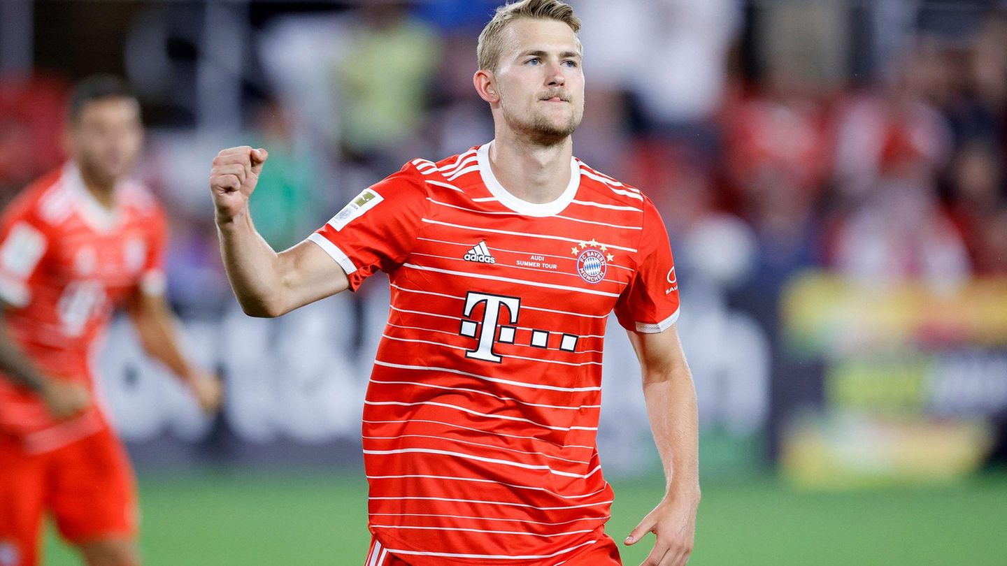 Matthijs de Ligt startet mit hohen Zielen in die Bundesliga. "Bayern ist der größte Club in Deutschland und einer der größten in der Welt", sagte der 22-Jährige bei seiner Präsentation De Ligt kommt für 67 Millionen Euro plus möglicher Boni von Juventus Turin und hat bei den Bayern einen Fünfjahresvertrag unterschrieben. "Ich habe vor Jahren mit Arjen Robben gesprochen, er hat nur gute Sachen über Bayern gesagt", so de Ligt weiter.