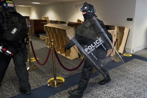 Ein Secret-Service-Team sichert am 6. Januar 2021 das "Dirksen Senate Office Building" auf dem Kapitol in Washington.