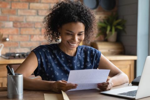 Eine Frau freut sich über ihre Gehaltserhöhung. So wird es bald vielen Arbeitnehmern gehen.