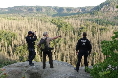 Polizisten und Ranger auf Streife durch die Sächsische Schweiz um Waldbrände zu verhindern