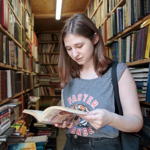 Ein Mädchen in einer russischen Bibliothek