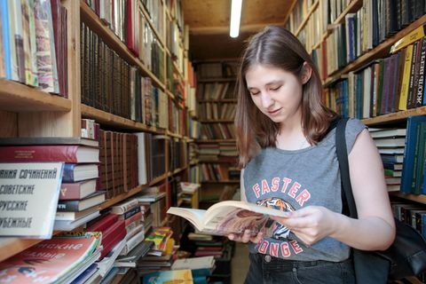 Ein Mädchen in einer russischen Bibliothek