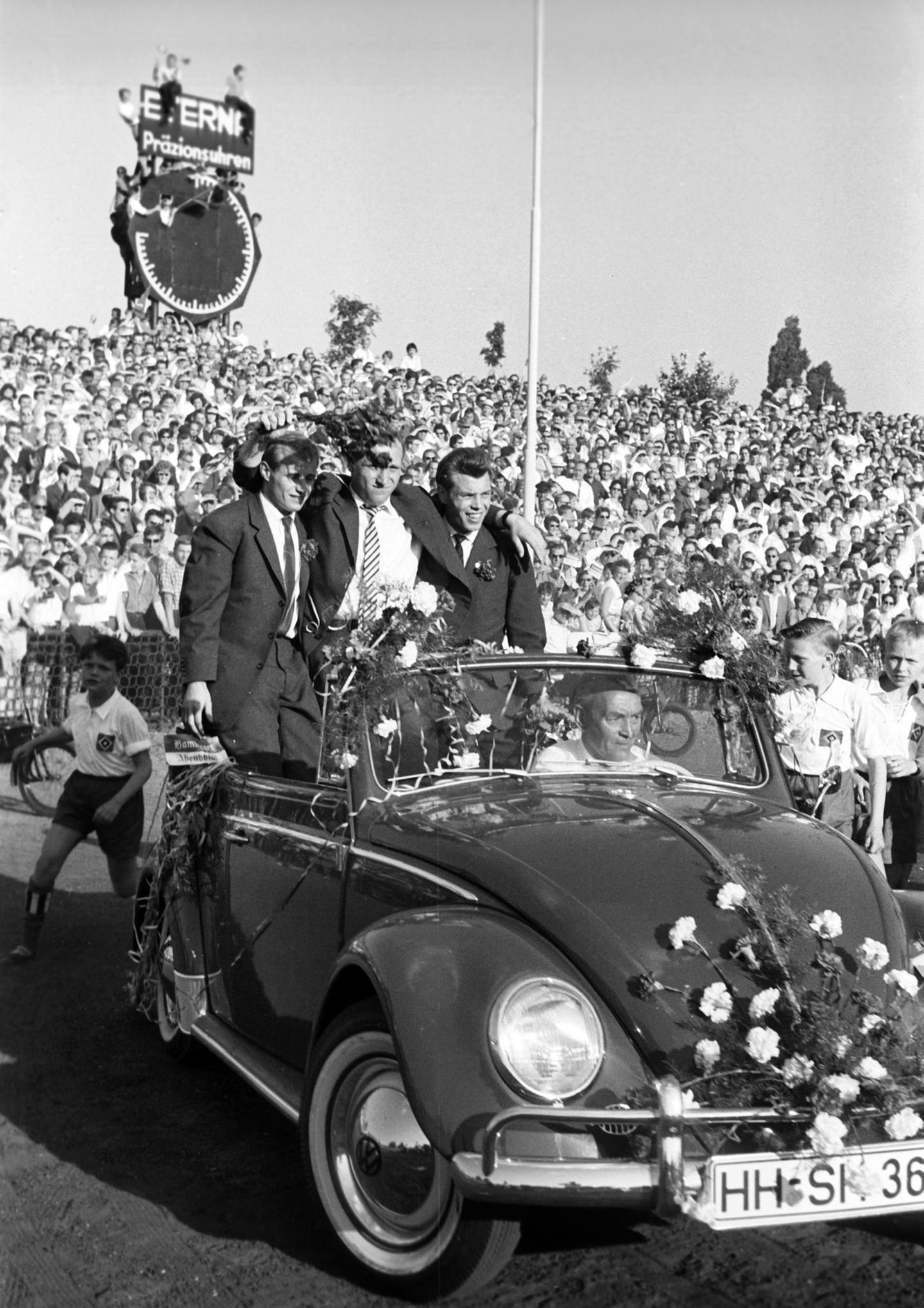 Uwe Seeler im VW Käfer Cabrio