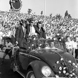 Uwe Seeler im VW Käfer Cabrio