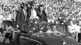Uwe Seeler im VW Käfer Cabrio