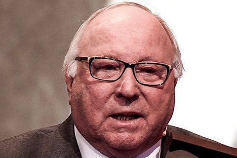 Fußball-Legende Uwe Seeler hält eine Dankesrede