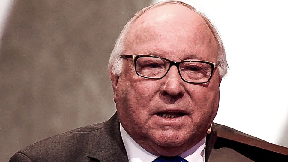 Fußball-Legende Uwe Seeler hält eine Dankesrede