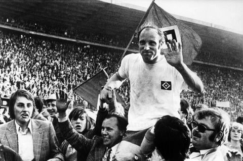  Uwe Seeler wird nach seinem Abschiedsspiel 1972 im Volksparkstadion in Hamburg gefeiert