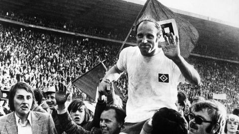  Uwe Seeler wird nach seinem Abschiedsspiel 1972 im Volksparkstadion in Hamburg gefeiert
