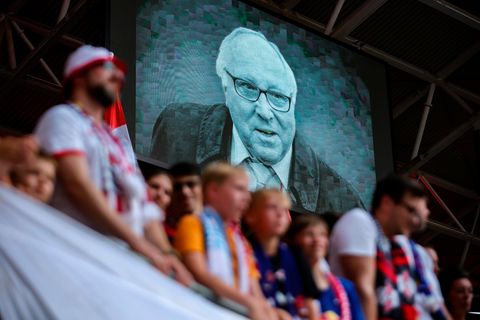 Bild von Uwe Seeler währemd eomer Gedenkminute