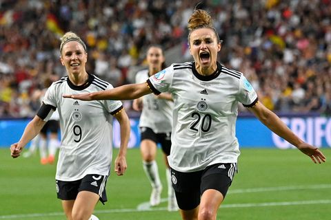 Lina Magull bejubelt ihr 1-0 im EM-Viertelfinale gegen Österreich