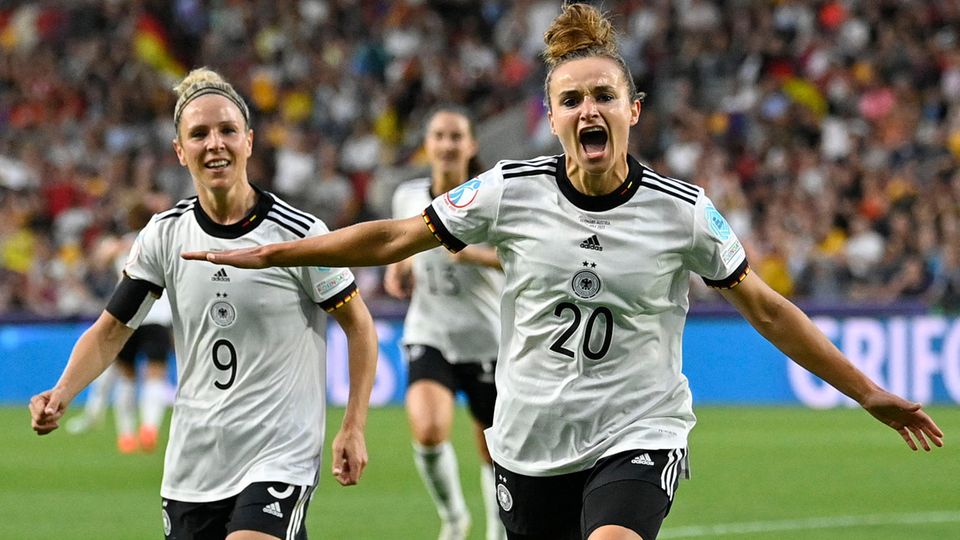 Lina Magull bejubelt ihr 1-0 im EM-Viertelfinale gegen Österreich